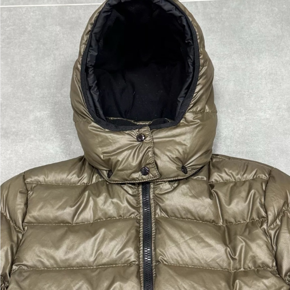 Black Insulated Puffer Jacket with Hood and Quilted Texture